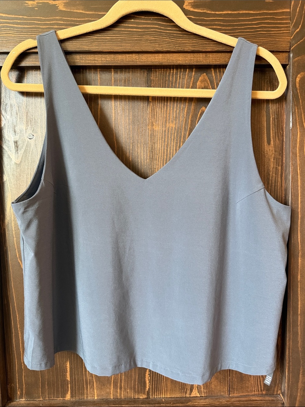Vuori V-Neck Tank Top Villa cropped tank